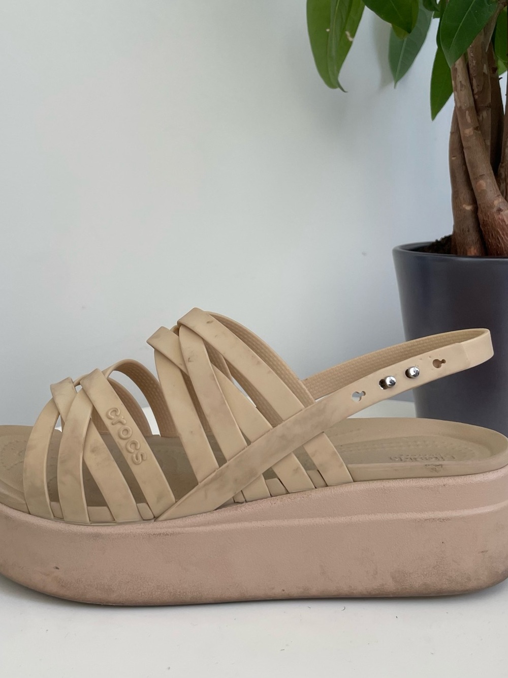 Women Size 7 Crocs Brooklyn Strappy Sandals Bone LiteRide Low Wedge